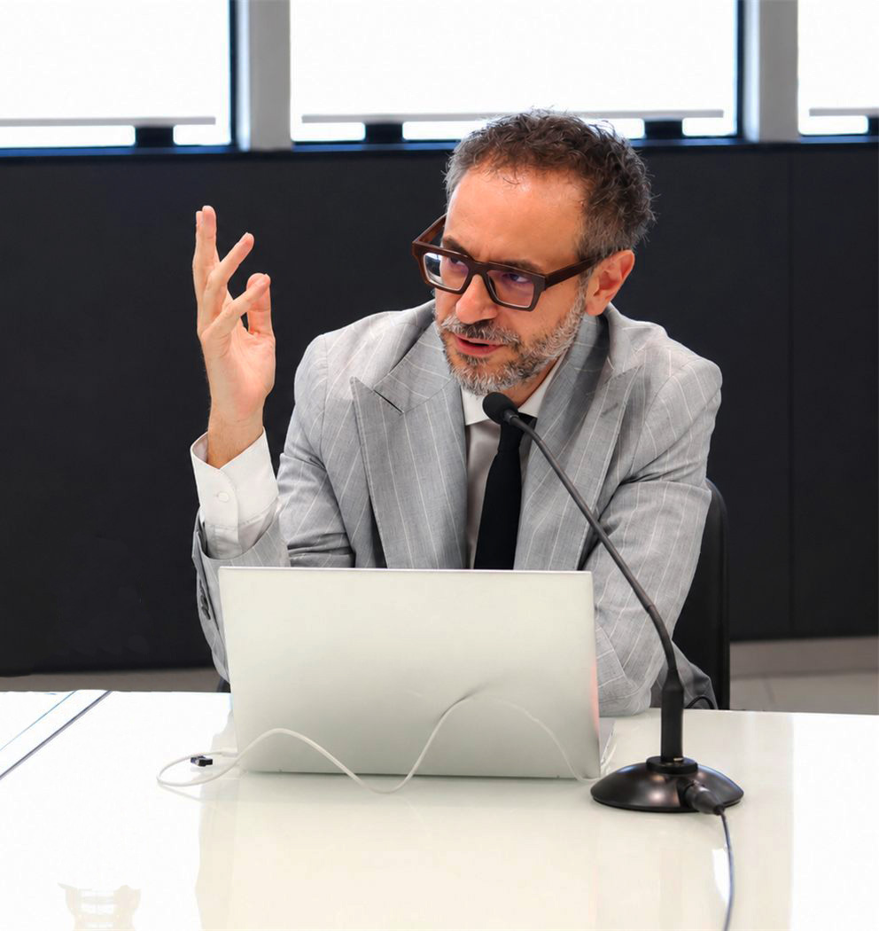 Giammaria de Paulis mentre parla a una platea di professionisti